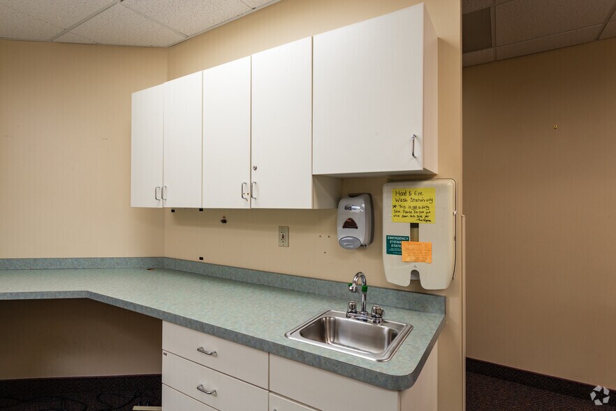 More Photos Of 6 Buttrick Rd, Londonderry Medical For Sale