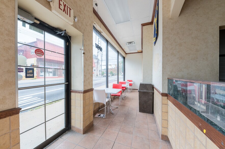 More Photos Of 1370 University Ave, Morgantown Storefront Retail Office For Lease