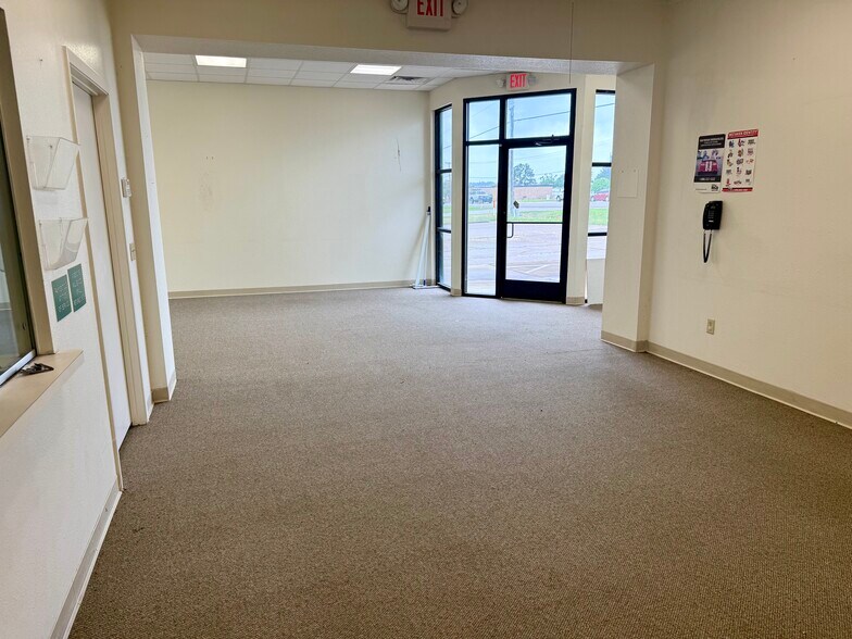 More Photos Of 2410 S Main St, Lindale Office For Sale