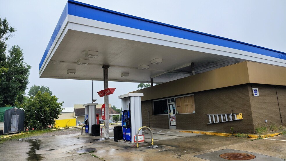 More Photos Of 401 Monroe St, Carthage Convenience Store For Sale