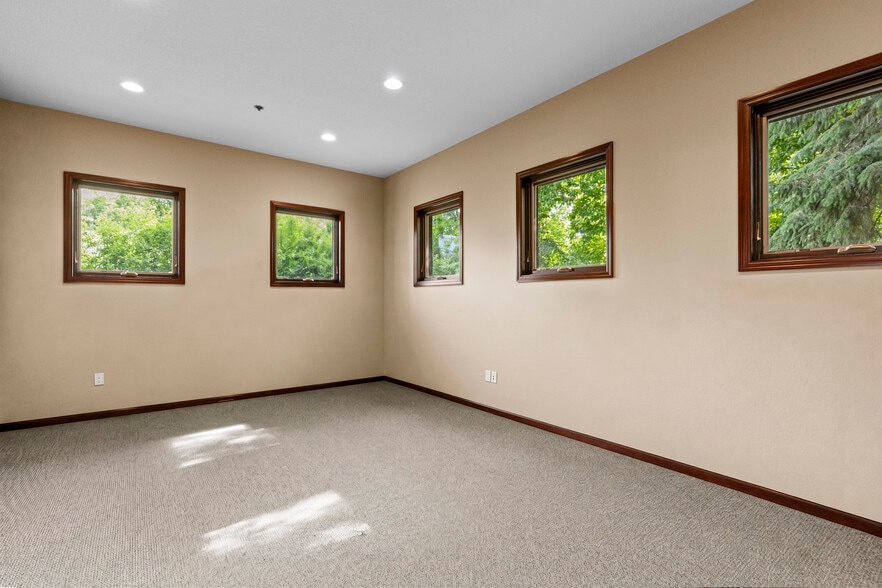 More Photos Of 9340 Hennepin Town Rd, Eden Prairie Office For Sale