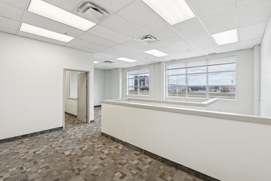 More Photos Of 4511 Glenmore Trl SE, Calgary Showroom For Sale