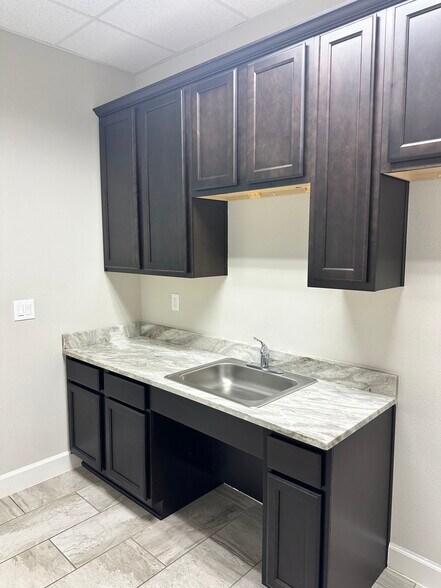 More Photos Of 633 E Fernhurst Dr, Katy Medical For Lease