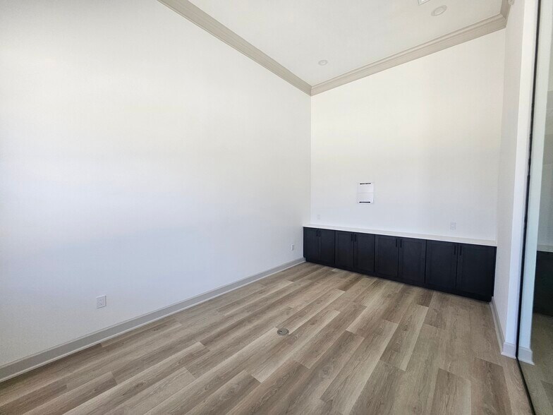 More Photos Of 1325 Main St, Katy Office For Sale