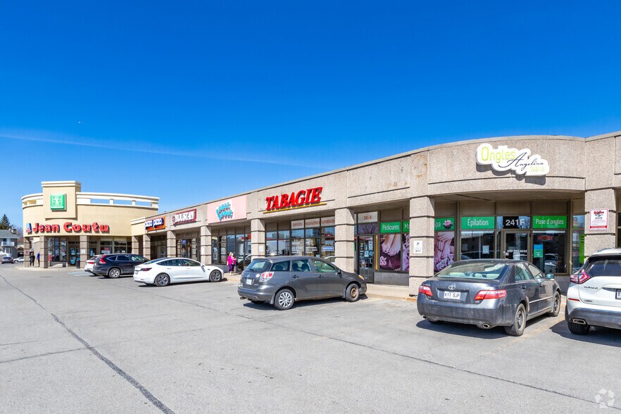 More Photos Of 239-245 Boul Samson, Laval Freestanding For Lease