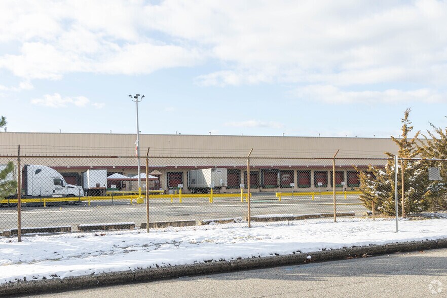 More Photos Of 50 Emjay Blvd, Brentwood Warehouse For Lease