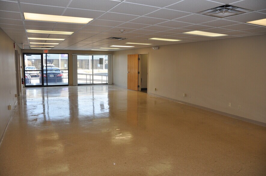 More Photos Of 3 Townline Cir, Rochester Showroom For Lease
