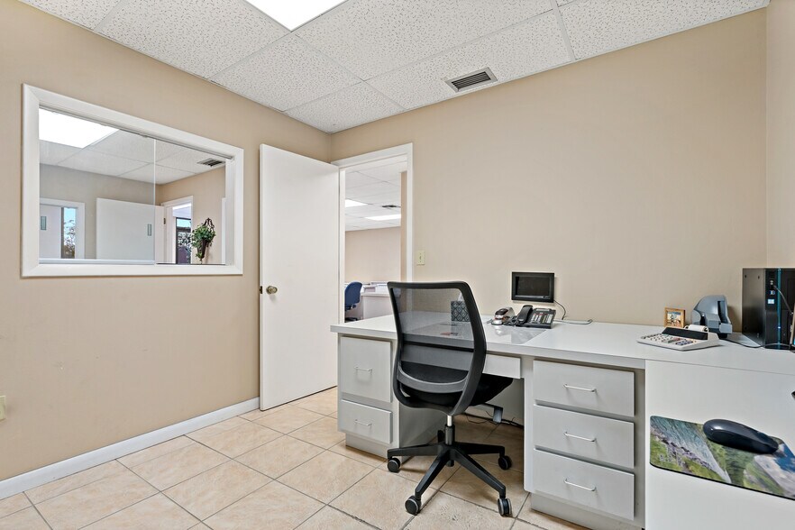 More Photos Of 567 Avenue K SE, Winter Haven Office For Sale