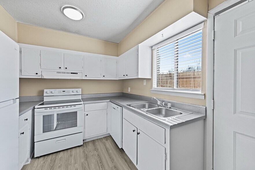 More Photos Of 856 Park Brook Trl, Birmingham Apartments For Sale