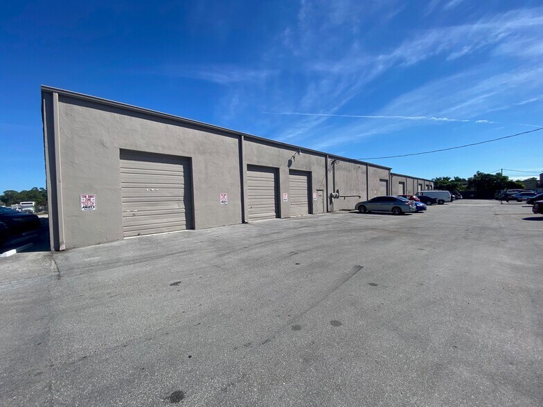 More Photos Of 3700-3758 SE Dixie Hwy, Stuart General Retail For Lease