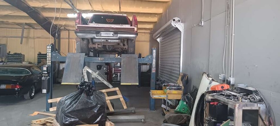 More Photos Of 3916 W Ledbetter Dr, Dallas Auto Repair For Sale