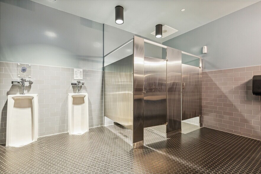 More Photos Of 340 Singleton Blvd, Dallas Restaurant For Lease