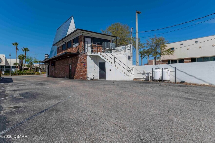 More Photos Of 747 W International Speedway Blvd, Daytona Beach Restaurant For Lease
