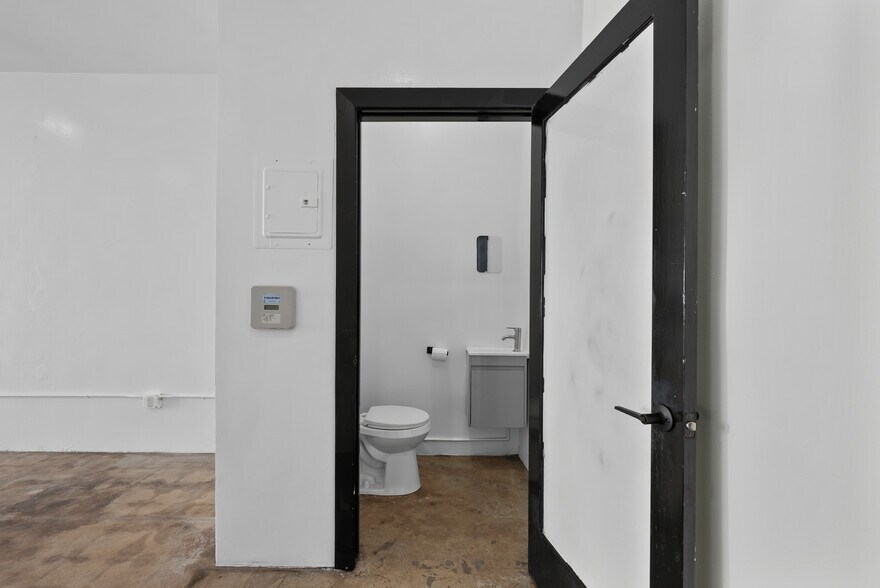 More Photos Of 1600 S Main St, Los Angeles Storefront For Sale