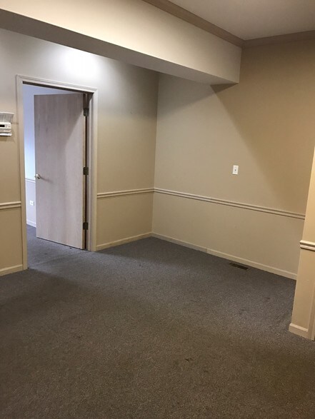 More Photos Of 27W130 Roosevelt Rd, Winfield Office For Lease