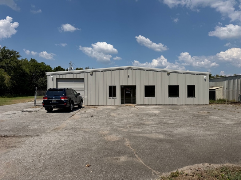More Photos Of 2042 Fisher St, Huntsville Warehouse For Lease