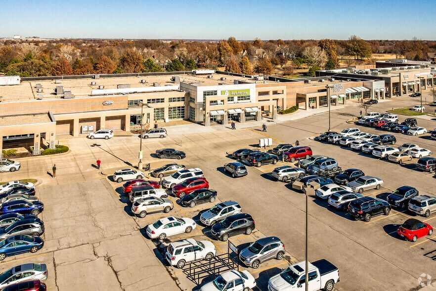 Primary Photo Of 6882-6936 W 135th St, Overland Park Unknown For Lease