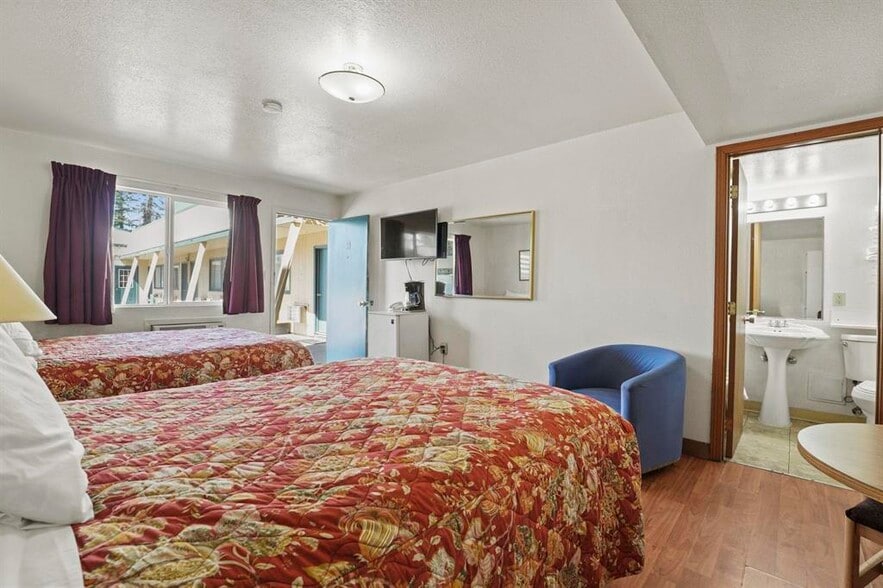 More Photos Of 924 W Highway 2, Newport Hotel For Sale