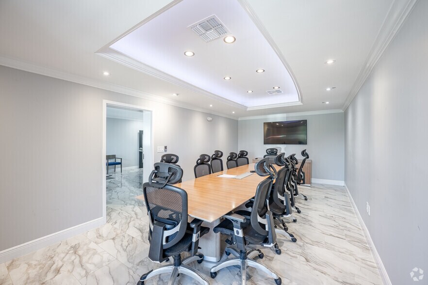 More Photos Of 150 Dog Track Rd, Longwood Office For Lease