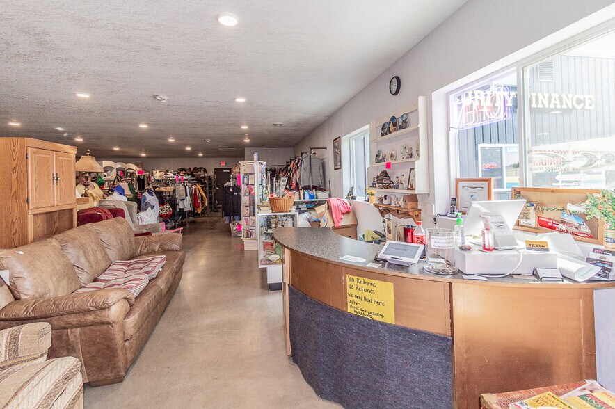 More Photos Of 1186 N Shawano St, New London General Retail For Lease