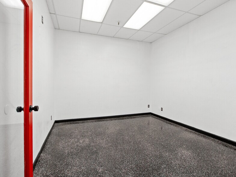 More Photos Of 2111 S Alma School Rd, Mesa General Retail For Lease