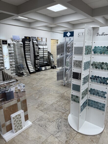 More Photos Of 297-311 Airport Pulling Rd N, Naples Warehouse For Lease