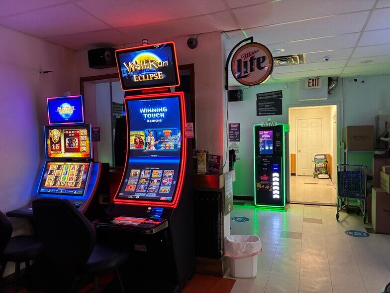 More Photos Of 324 W Dearborn St, Havana General Retail For Sale