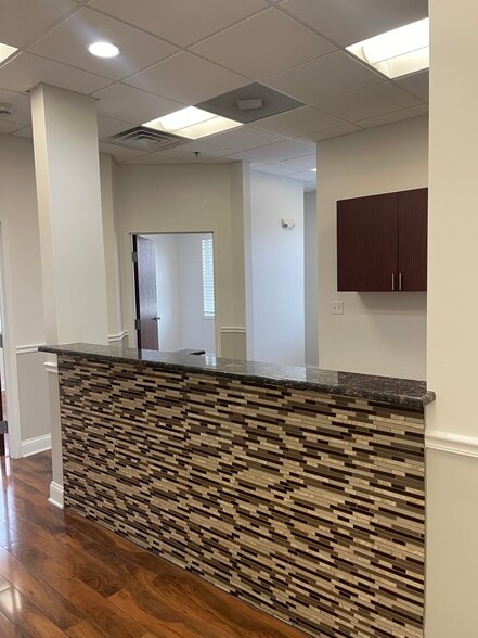 More Photos Of 114 W Rockland Rd, Libertyville Office For Lease