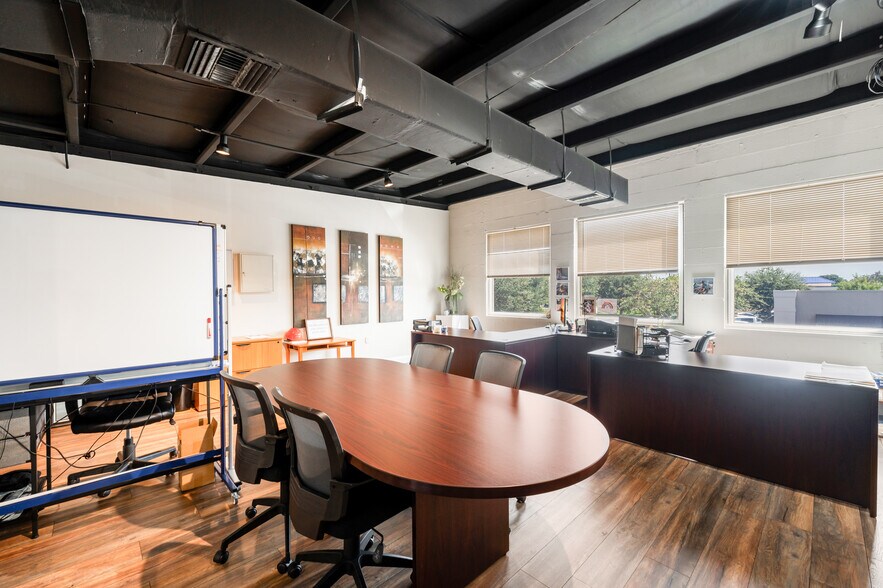 More Photos Of 5405 Taylor Rd, Naples Showroom For Sale