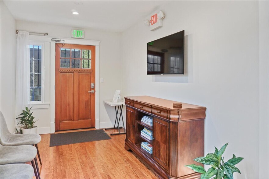 More Photos Of 1191 E Walnut St, Pasadena Office Residential For Lease