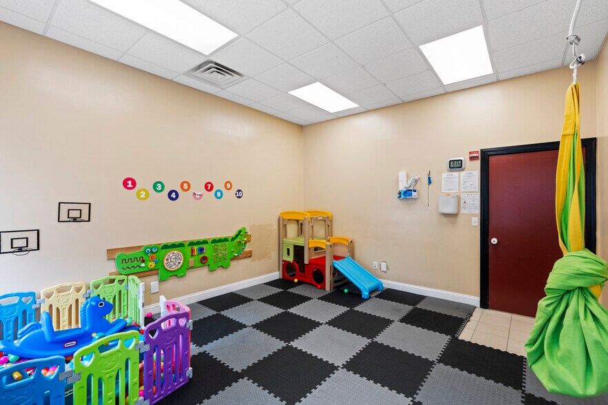 More Photos Of 2707 Hylan Blvd, Staten Island Office For Lease