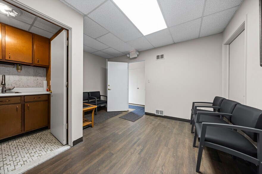 More Photos Of 230 North Ave, Mount Clemens Office For Sale