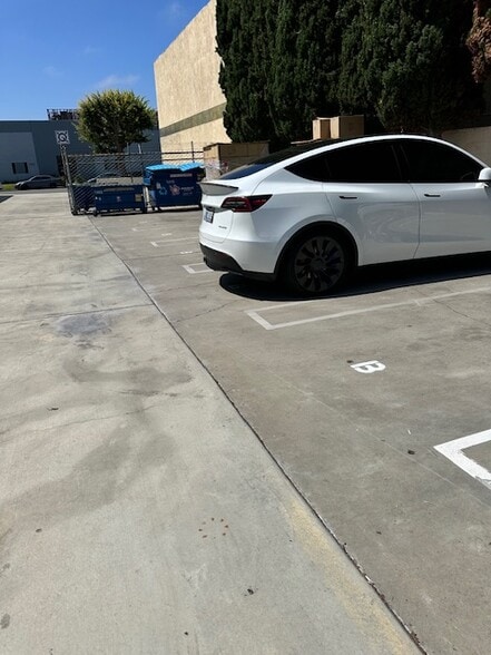 More Photos Of 5395 Industrial Dr, Huntington Beach Warehouse For Lease