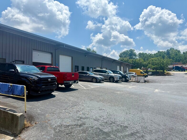 More Photos Of 925 Cripple Creek Dr, Lawrenceville Warehouse For Lease
