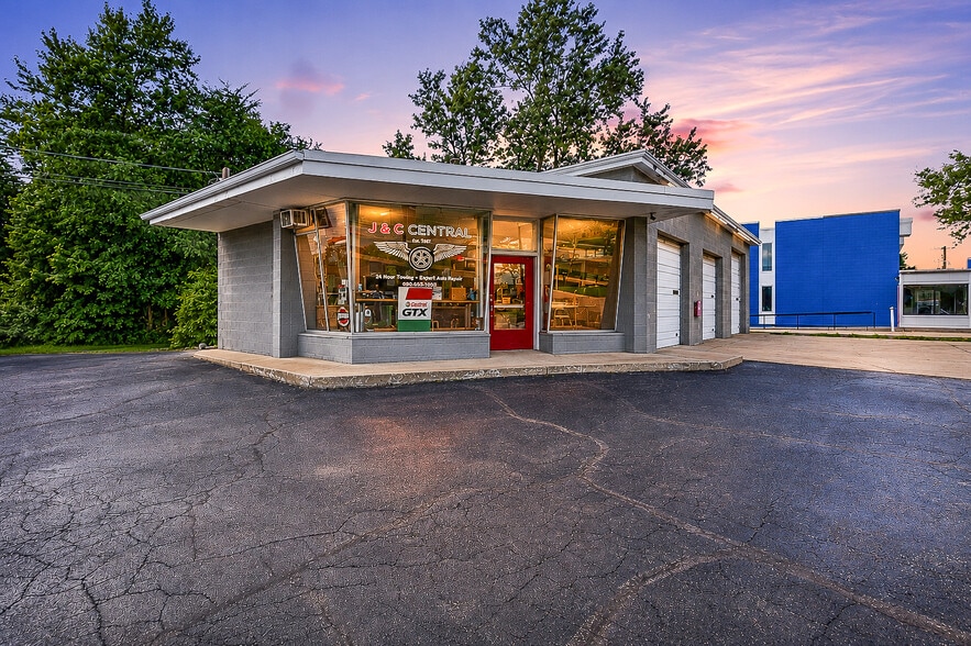 More Photos Of 420 S Main St, Wheaton Auto Repair For Sale