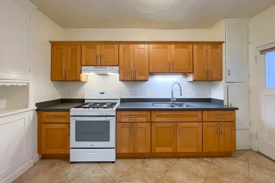 More Photos Of 1000 E 33rd St, Oakland Apartments For Sale