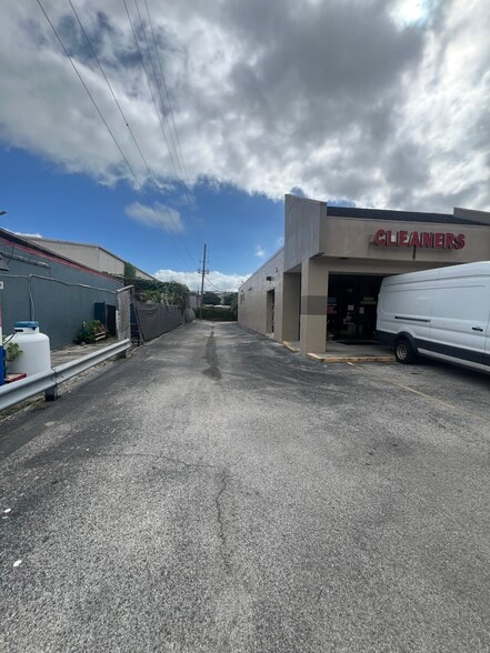 More Photos Of 111-123 N Kings Ave, Brandon Storefront Retail Office For Lease