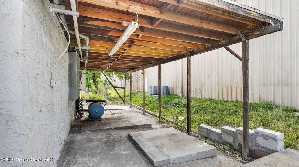 More Photos Of 711 E Seminole Ave, Melbourne Warehouse For Lease