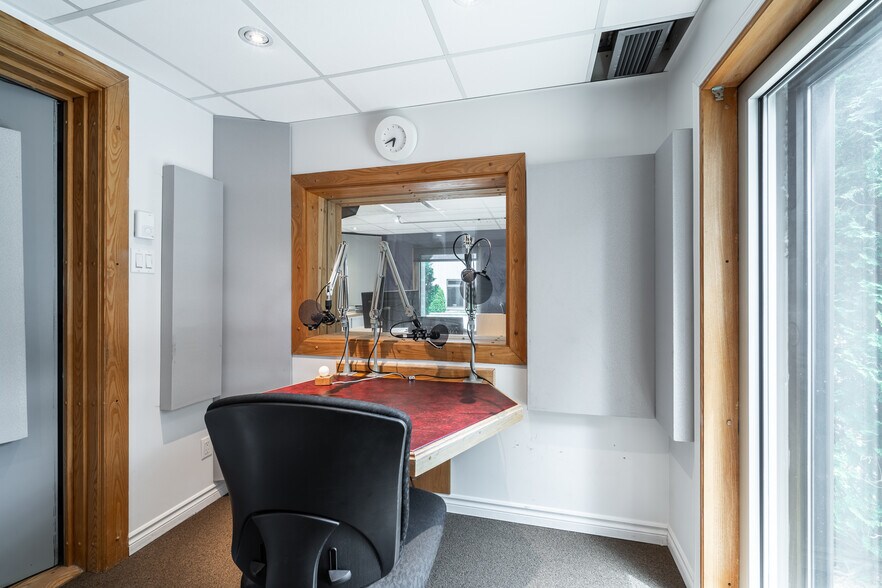 More Photos Of 2830 Boul Saint-Martin E, Laval Office For Lease