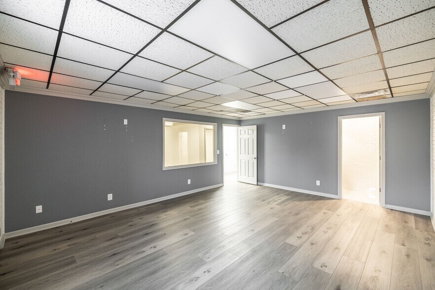 More Photos Of 363 W Main St, Hendersonville Light Distribution For Lease