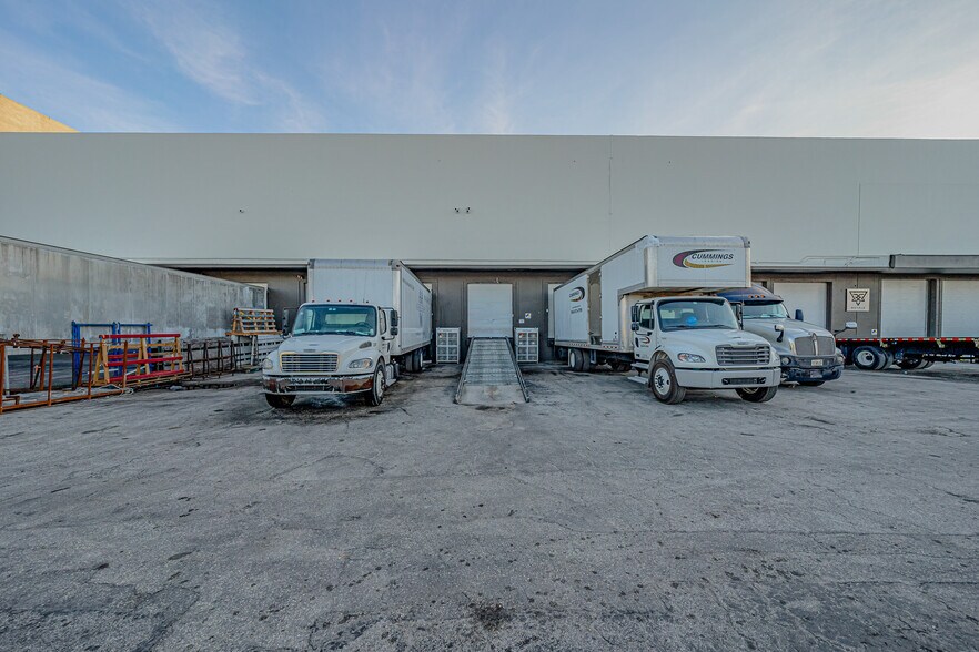 More Photos Of 6001 Powerline Rd, Fort Lauderdale Showroom For Lease