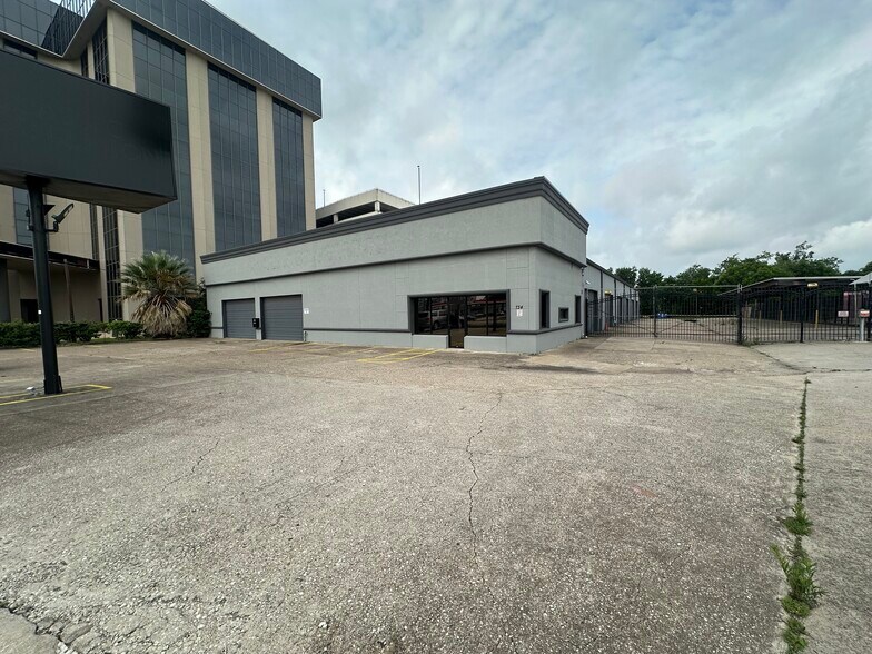 More Photos Of 734 S Hwy 6, Houston Warehouse For Lease