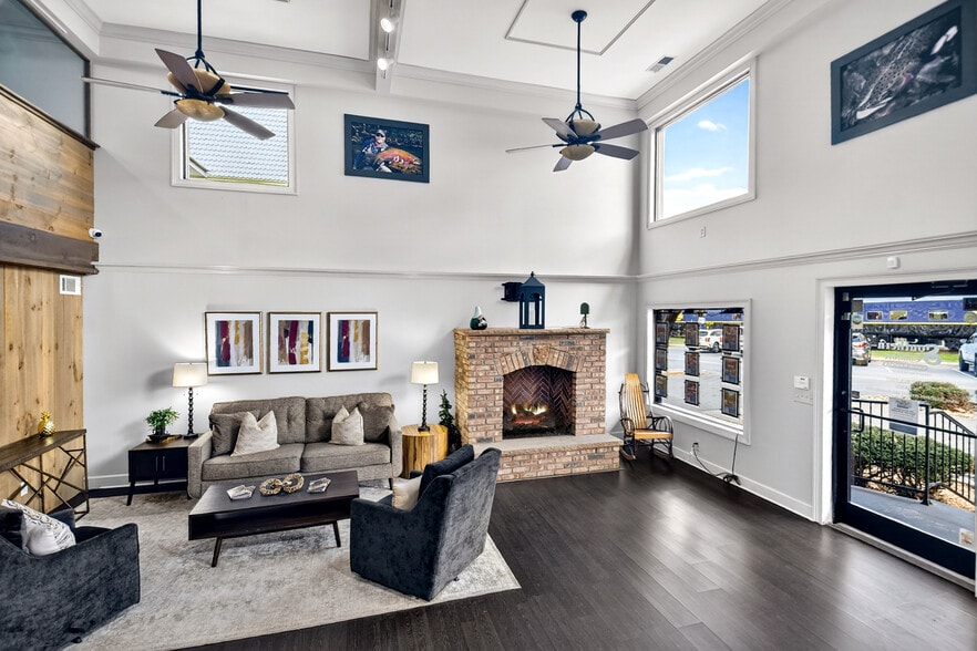 More Photos Of 240 W Main St, Blue Ridge Office For Sale