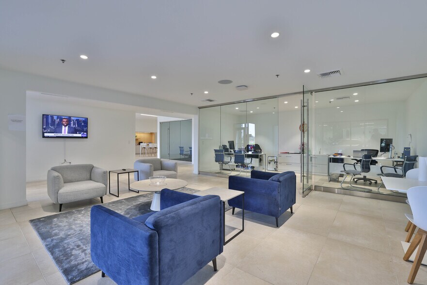 More Photos Of 3230 Auto Plz, Richmond Auto Dealership For Lease