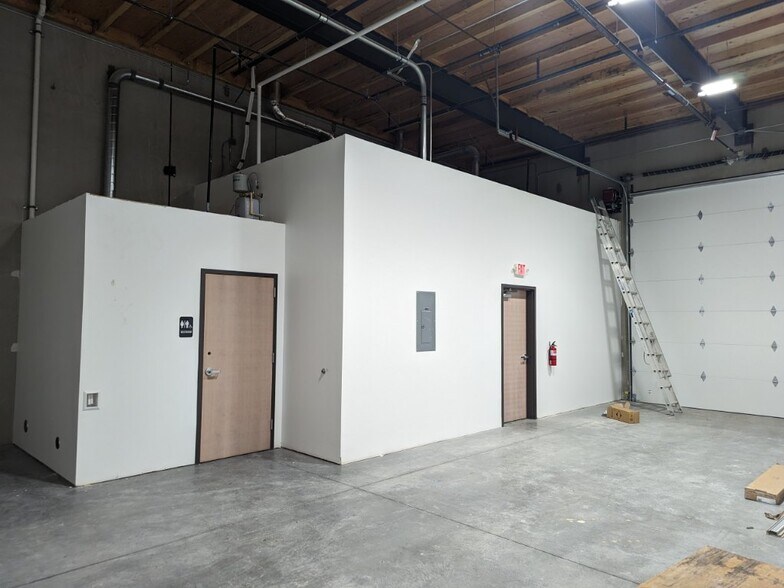 More Photos Of 6923 NW Friberg Strunk St, Camas Unknown For Lease