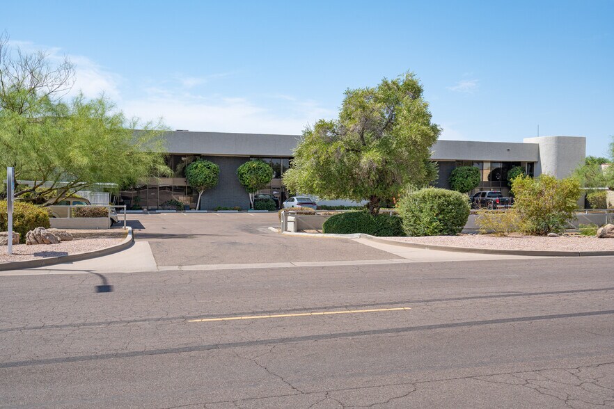 More Photos Of 7631 E Greenway Rd, Scottsdale Warehouse For Lease