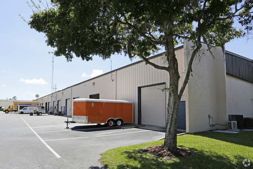 More Photos Of 12155 Metro Pky, Fort Myers Showroom For Lease