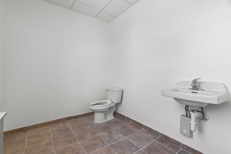 More Photos Of 210 Augusta St, South Amboy Office Residential For Lease