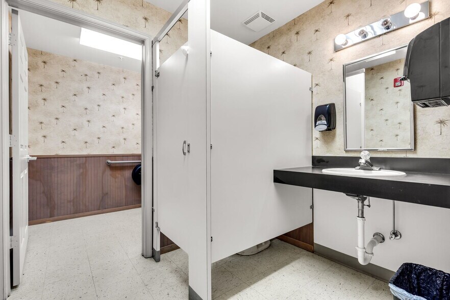 More Photos Of 3709 Interstate Park Rd S, Riviera Beach Light Manufacturing For Sale