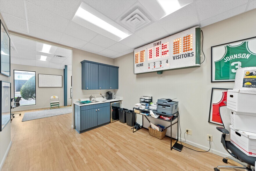 More Photos Of 8225 Central Park Dr, Woodway Office For Sale